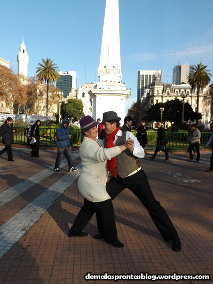 Minha mãe faz pose com dançarino de tango na Plaza de Mayo.