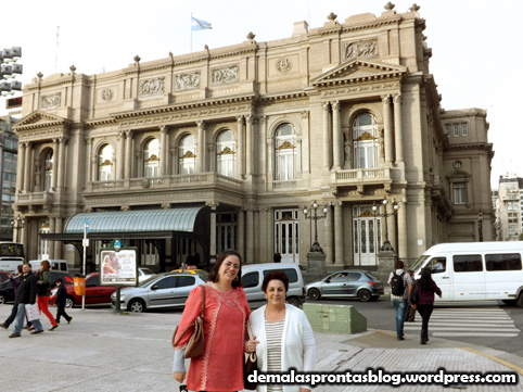 Foto diante do imponente Teatro Colón.