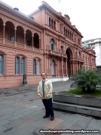 Rápida pose diante da sede do governo argentino.